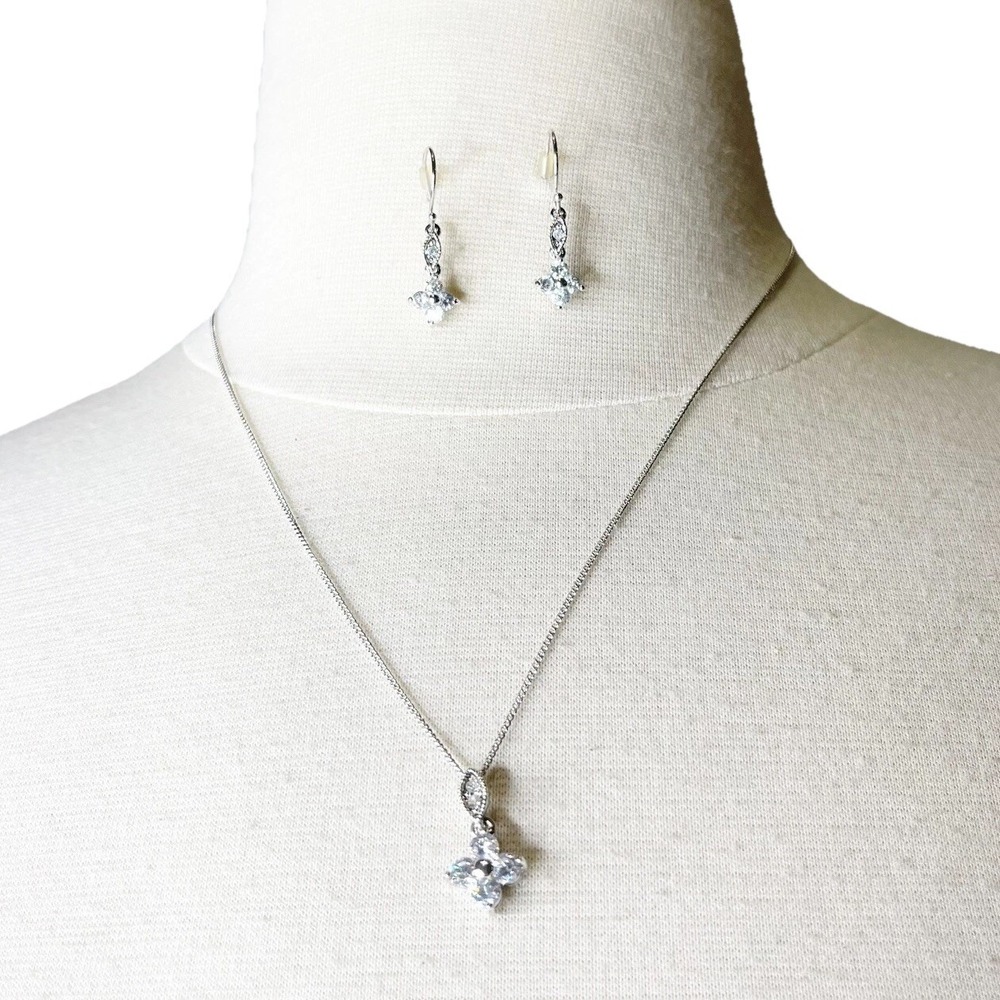 Vintage Avon Jewelry Set Silver Rhinestone Pendant Necklace Earrings Dazzling